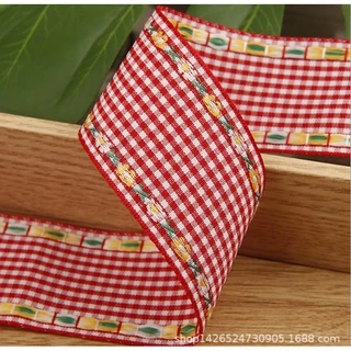 พร้อมส่ง ริบบิ้นผ้าฝ้าย ลายสก๊อด ริมปักดอกไม้ ขนาด 38 มม.