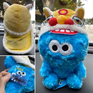 ตุ๊กตา sesame stree ใส่หมวกเชิดสิงโต