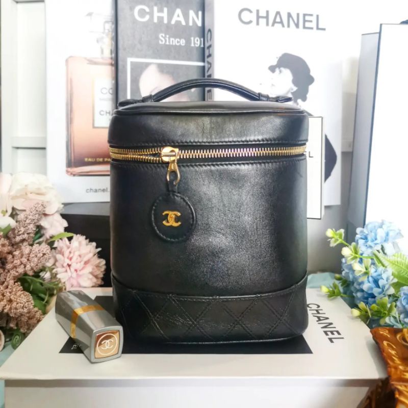 chanel vanity cosmatic​  vintage​ bag​ black​ lambskin