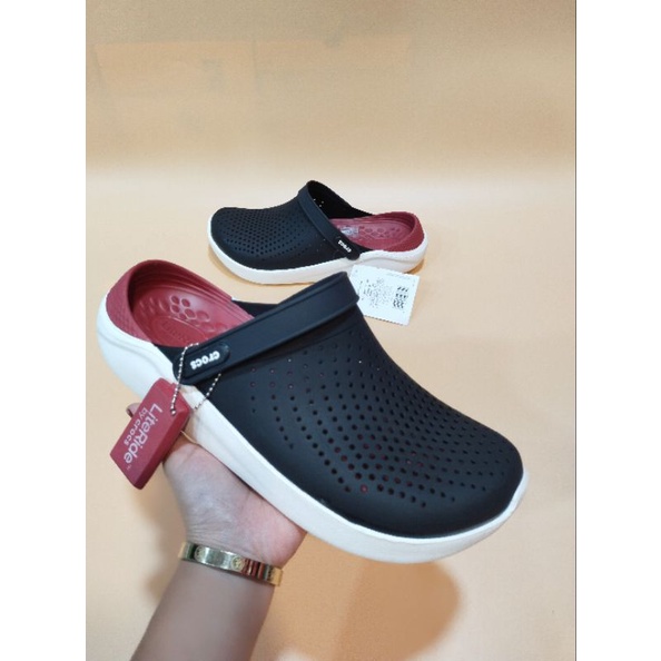 Crocs LiteRide Clog รองเท้าคร็อคส์รุ่นฮิตได้ทั้งชายหญิงรองเท้าแตะ Crocs ผลิตจากยางอย่างดีนิ่มเบาไม่ลื่นใส่สะอาดเท้า