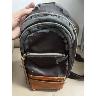 กระเป๋า กะเป๋า crossbody กระเป๋าสะพายข้าง ขายตามสภาพนะครับ มีช่องใส่ซิป3ช่อง ขนาดกำลังดี จุของได้มาก ราคาดีมาก