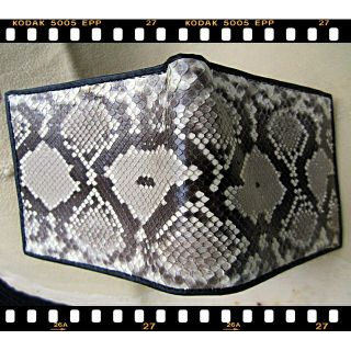 python  wallet  pocket coin  กระเป๋าสตาง์หนังงูเหลือมกระเป๋าสตางค์ หนังงูเหลือม Unisex Python bifold wallet สีธรรมชาต