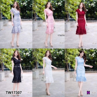 B17307 เดรสลูกไม้คลุมไหล่ชายระบาย Off-shoulder lace dress