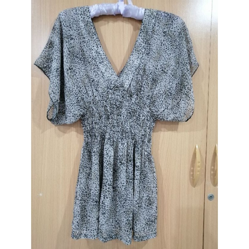 Used.​ เสื้อลายจั๊มเอว