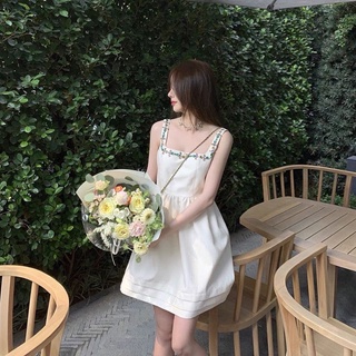 เดรสยาวสีขาวประดับอัญมณีสีสดใส