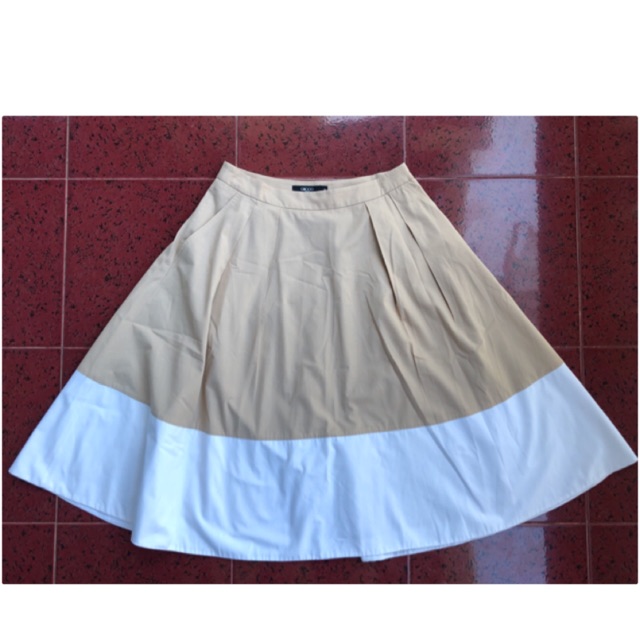 กระโปรงบาน สีขาวครีม G2000