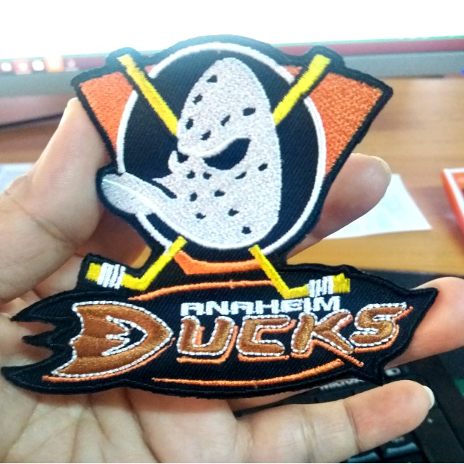 ตัวรีดติดเสื้อผ้า * Anaheim Ducks * ขนาด 7.5 X 10 เซนติเมตร