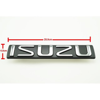 ป้ายโลโก้กระจังหน้า ISUZU พลาสติก สีดำ/โครเมี่ยม ขนาด 20.9x4.0 cm ติดตั้งด้วยน็อตเดิมยึดด้านหลัง