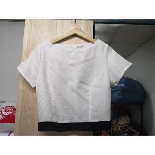 เสื้อ crop สีขาว เรียบหรู🍎size M