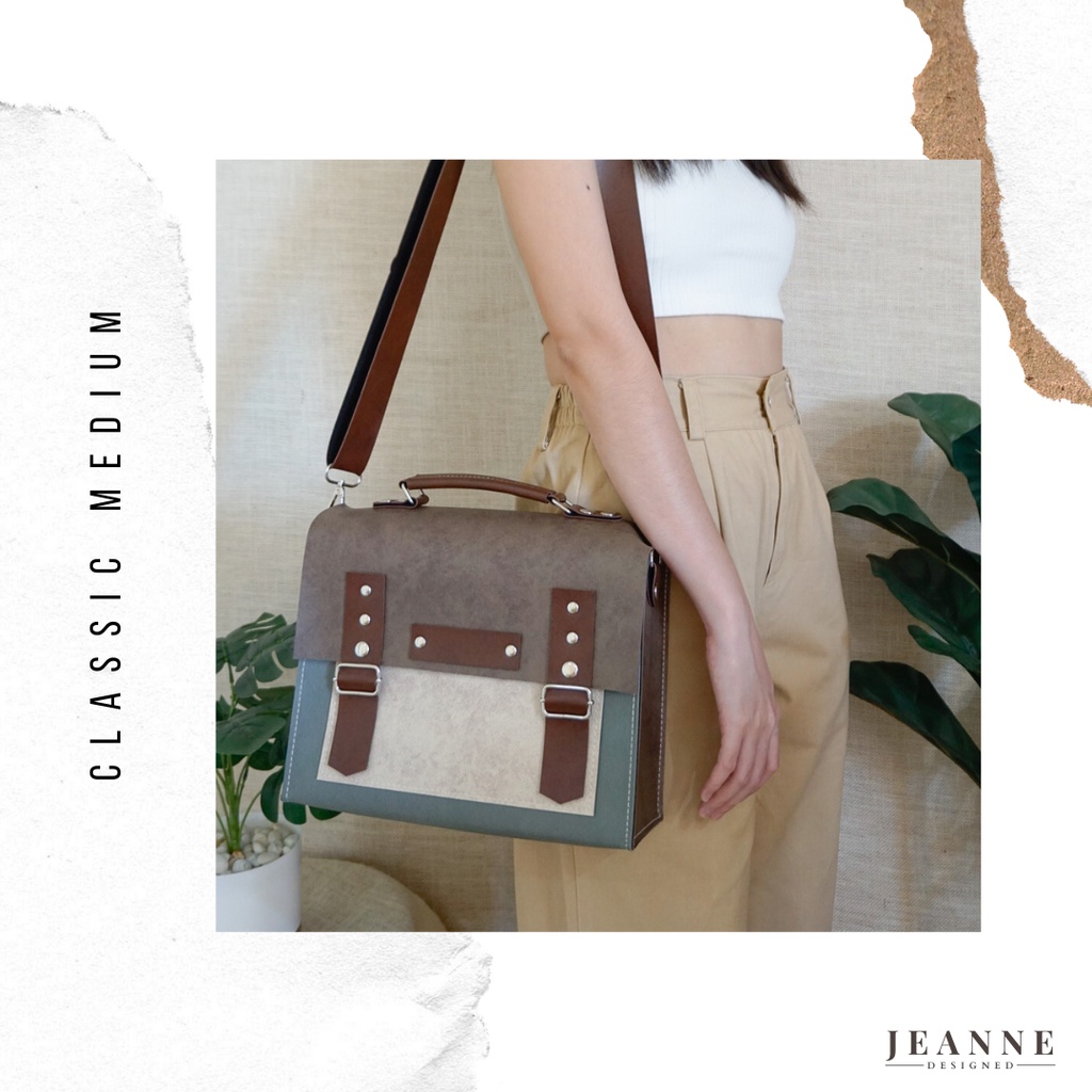 Jeanne.Designed | Classic Medium กระเป๋าสะพายข้างใส่กล้อง ใส่ iPad ได้ ผู้ชายหรือผู้หญิงก้ใช้ได้ - by Jeanne Designed