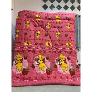 ผ้าห่ม ผ้าปูที่นอน (ลายหมีพูห์ชมพู) ขนาด 3|5|6 🛌ฟุต เนื้อผ้าคอตตอน 100% หนานุ่ม สีไม่ตก🌈✨🛒