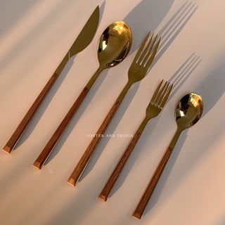 เซตช้อนส้อมมีด 5 ชิ้น สีทอง ด้ามไม้ | Spoon Fork Knife Cutlery Set | Oyster and Things.