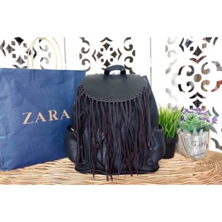  Zara กระเป๋าเป้หนัง PU. เนื้อนิ่ม พับขยายข้างได้  ดีไซน์แต่งพู่ดูน่ารัก 🍭