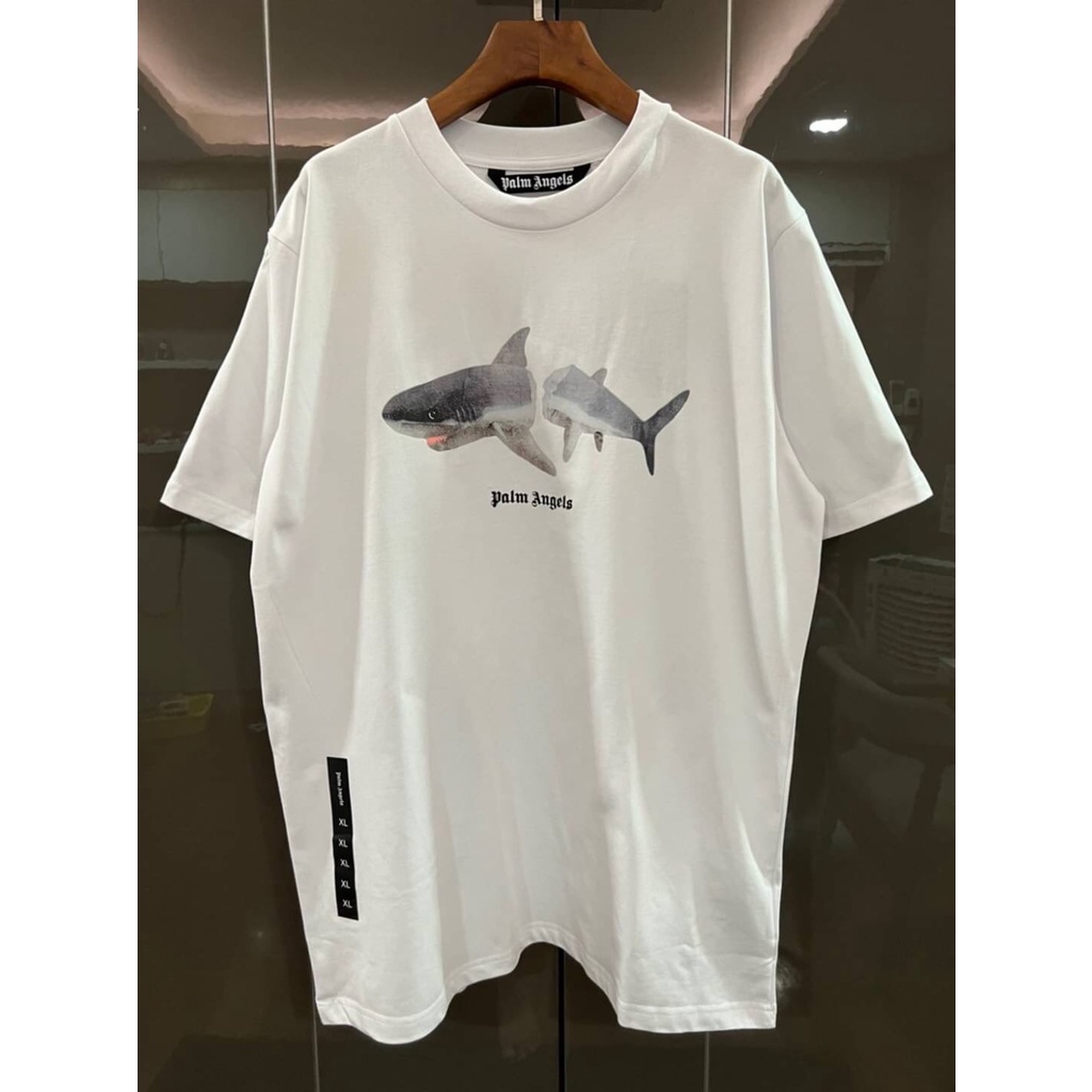 PALM ANGELS SHARK-PRINT LOGO T-SHIRT เสื้อยืดคอกลมแขนสั้น แบรนด์ปาล์มแองเจิล ด้านหน้าสกรีนรูปปลาฉลาม