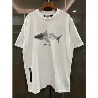 PALM ANGELS SHARK-PRINT LOGO T-SHIRT เสื้อยืดคอกลมแขนสั้น แบรนด์ปาล์มแองเจิล ด้านหน้าสกรีนรูปปลาฉลาม ตัวขาด 2 ท่อน