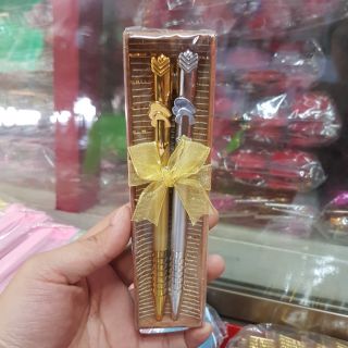 1×50 ชิ้น ชิ้นละ 15 บาท ฟรีป้ายชื่อ ของชำร่วยปากกามงคลคู่สีเงินสีทอง
