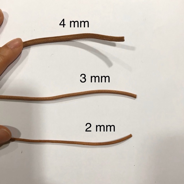 เชือกหนังกลมแท้  ขนาด 2,3,4 มิล สีธรรมชาติ ใช้สำหรับทำเป็นที่ห้อยกุญแจ ถัก หรือสายกระเป๋า แบ่งขาย ( 