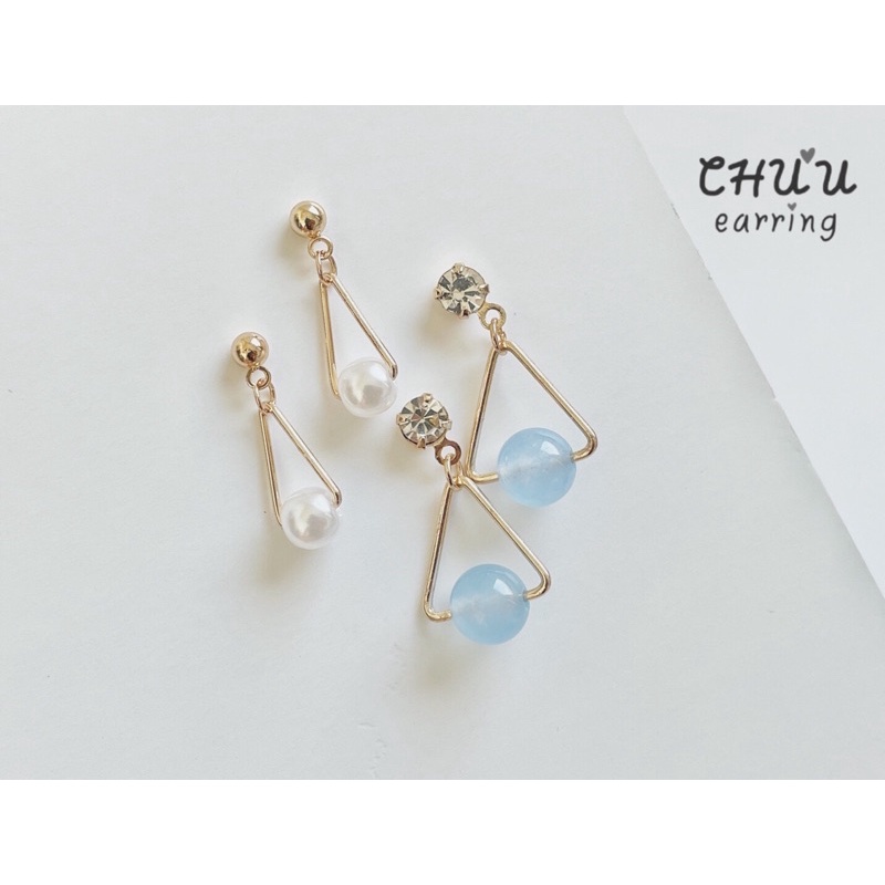 ต่างหูแบบสามเหลี่ยมขนาดเล็ก ห้อยด้วยมุก มี 2 แบบ 2 สี น้องน่ารักมาก ใส่ไปเที่ยว ใส่ทำงานได้สุภาพมาก แนะนำเลยค่ะ