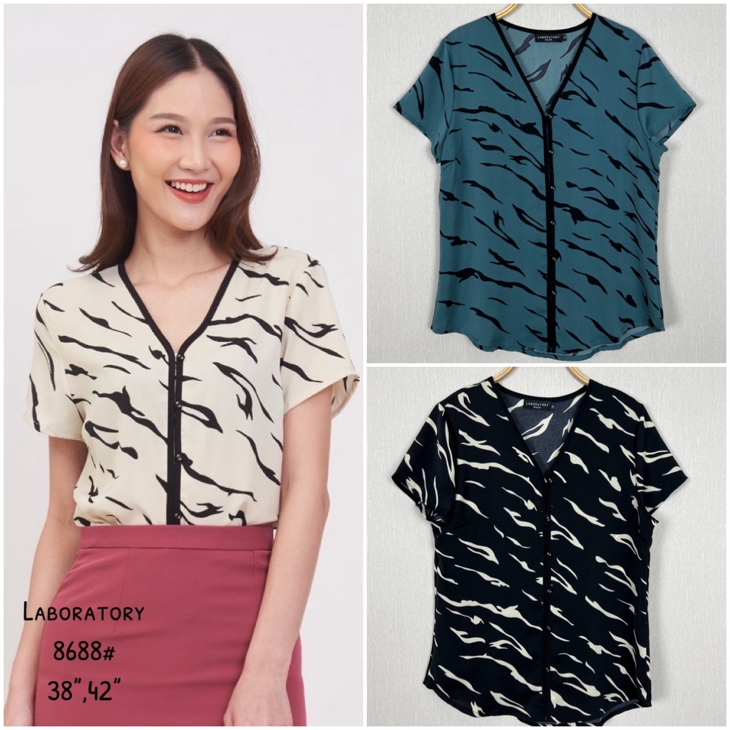 *Laboratory* 8688# เสื้อพิมพ์ลาย เสื้อทำงานคอวี แต่งกุ้นคอ แต่งกระดุมหน้า