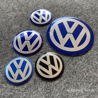 โลโก้ VOLKSWAGEN โฟล์ค ชิ้นงานอลูมิเนียมบาง พื้นหลังเป็นสีโครเมี่ยม ไม่ใช่สีขาว