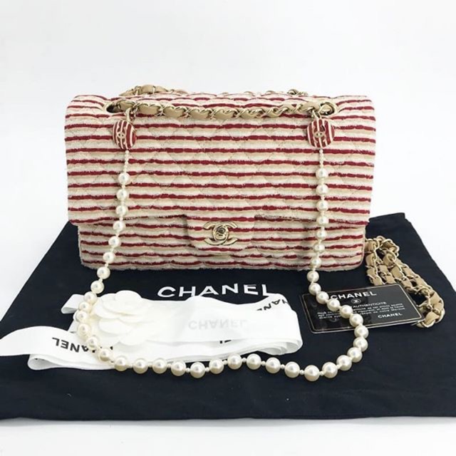 Like new Chanel classic 10” limited pearly chain holo19 ใบนี้สวยน่ารักมากๆ หายากสุดด สภาพดีมาก สวยกริบ ยังใหม่เลยค่ะ