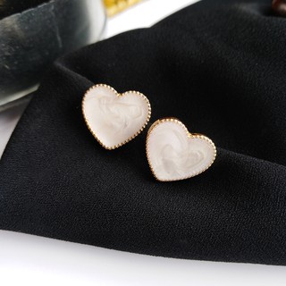 Rrr103 - Studded “white” heart earrings - ต่างหูรูปหัวใจแบบติดหู ดีเทล shimmer มุก สีขาว