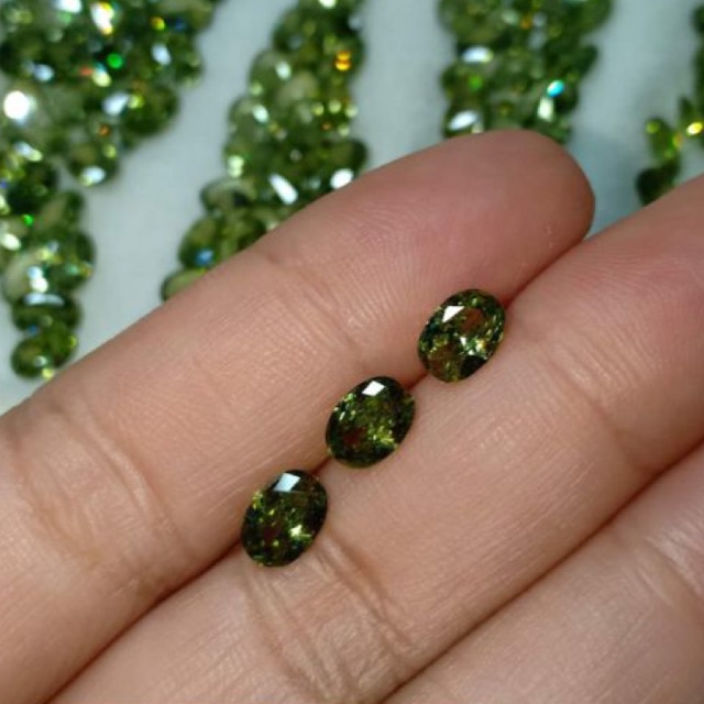 30 เม็ด GREEN PERIDOT CZ Daimond เพชรรัสเซียเขียว เพอริดอท รูปไข่ขนาด 5*7 มิล