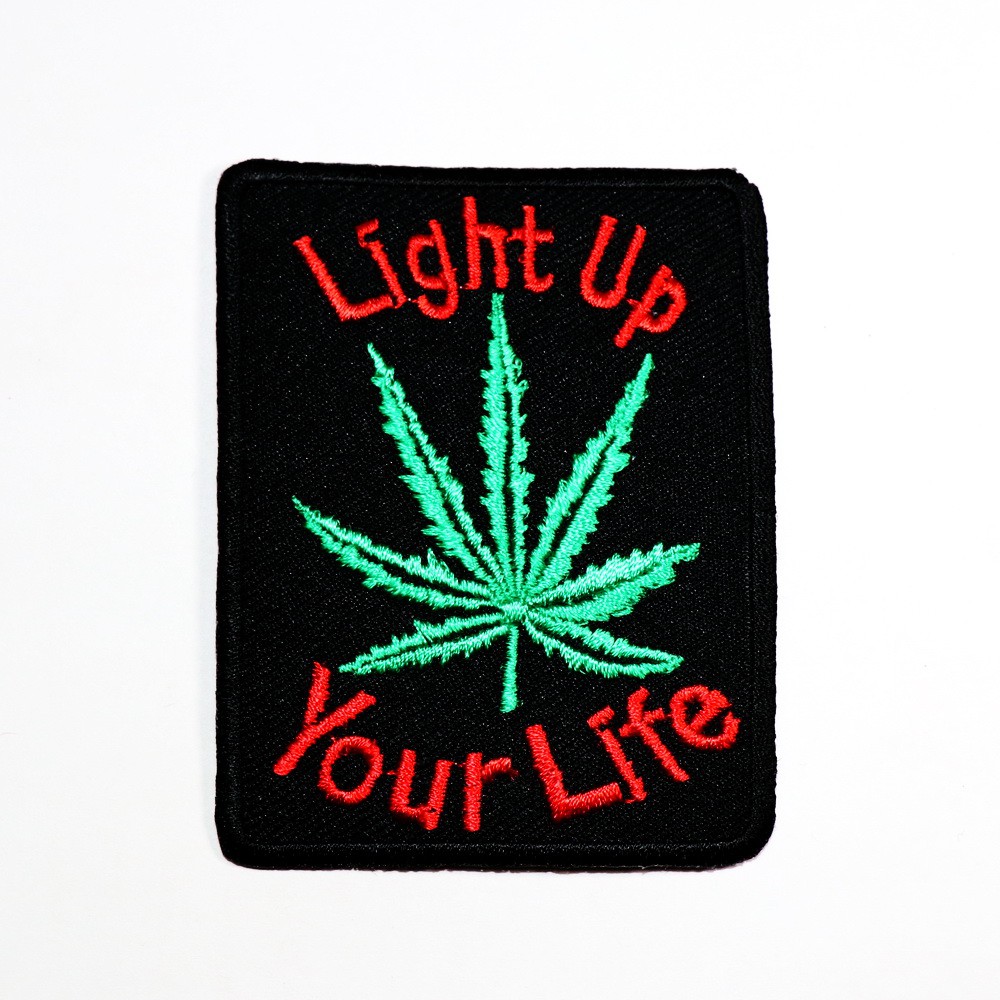 [ ตัวรีดติดเสื้อ ลาย ใบกัญชา รูปกัญชา เร็กเก ฮิปปี้ แนว เพื่อชีวิต ] Light up Ganja Patch งานปัก DIY