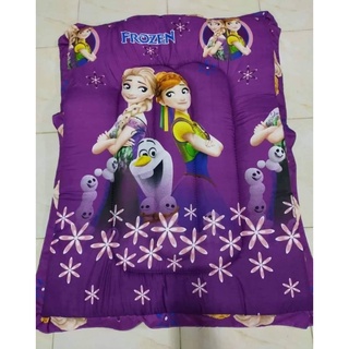ที่นอนเด็กอนุบาล เกรด A ขนาด 90×120  ซม. หนา 3-4 ซม. มีหมอนในตัว (1 ชิ้น คละลาย ตามประเภทการ์ตูน)