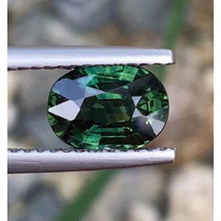 พลอย เขียวส่อง Green Sapphire 1.68 กะรัต (Cts.) พลอยแท้ อัญมณีมงคลประจําวันเกิด เครื่องประดับพลอย