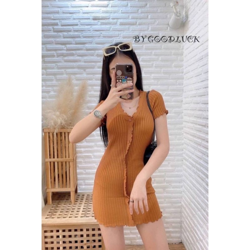 พร้อมส่ง เดรสไหมพรมรัดรูปคอวีแต่งกระดุมผ้าร่องระบาย