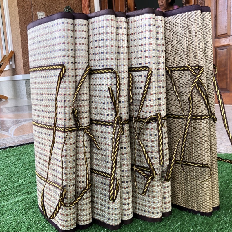 เสื่อกก เสื่อกกรีด ขนาด 4 พับ 180*180 cm. ผลิตจากต้นกกธรรมชาติ มีกลิ่นนหอมของกก ไม่บุฟองน้ำ มีกลิ่นหอมของกก