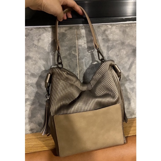 กระเป๋า just in case สี silver มือสอง