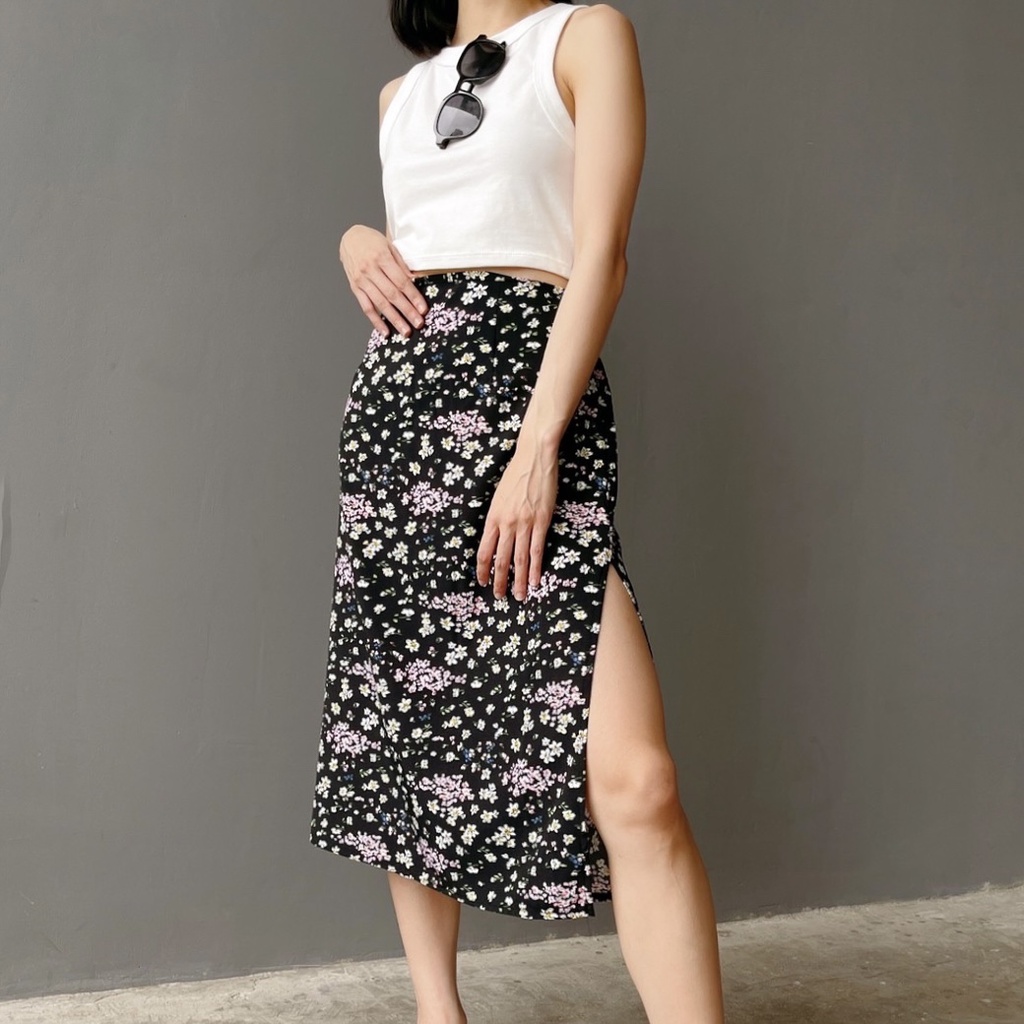 ThoseLazyDays Windy Skirt - Black กระโปรงใส่สบายลายดอกสีดำ