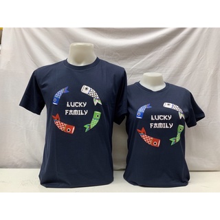 เสื้อยืดเป่ายิ้งฉุบ เสื้อยืดครอบครัวอบอุ่นสีกรมท่าลายปลาคาร์ฟ ซึ่งหมายถึงความอุดมสมบูรณ์ โชคลาภ