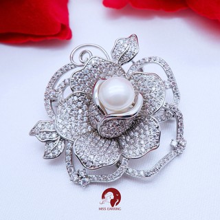 Miss Earring เข็มกลัด Pin กุหลาบกูตูร์ Rose couture เพชรฝัง แต่งมุกสีขาว ทรง 3 มิติ สวย หรู คุณภาพสูง