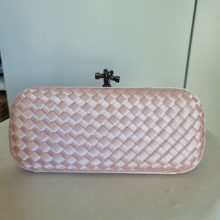 Used like new! Long​ knot satin​ Clutch​ แบบ Bottega Veneta สีชมพูอ่อน (งานเกาหลีนะคะ)