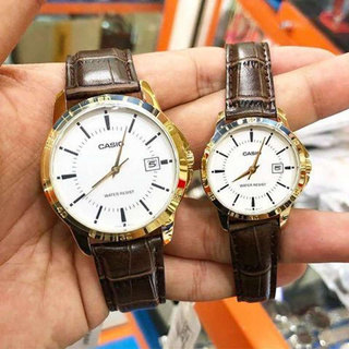 Win Watch Shop นาฬิกาคู่รัก รุ่น MTPV004GL7A ,LTPV004GL7A นาฬิกาสายหนังสีน้ำตาล หน้าปัดสีขาว สุดหรู