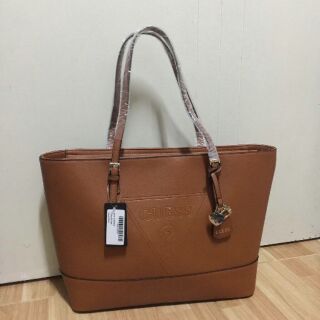 GUESS SAFFIANO SHOPPER BAG(L)
กระเป๋าสะพายทรง Tote จาก GUESS วัสดุหนัง Saffiano( ปกติ4199 )