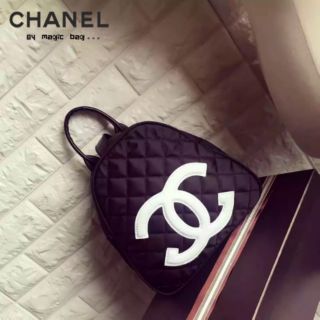 CHANEL💕
กระเป๋าเป้ งานสวยๆจาก CHANEL งานมีโลโก้เด่นด้านหน้า