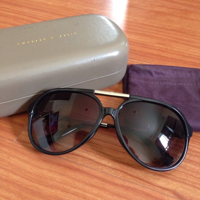 แว่นตากันแดด ยี่ห้อ Charles & Keith