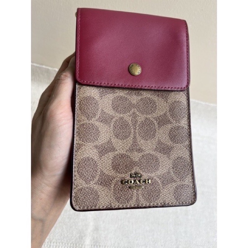 กระเป๋าใส่โทรศัพท์ Coach phone bag แท้💯🌈มือสอง  🔸ไซส์ 4x7 นิ้ว (งาน shop ใหญ่) 🔸ลาย C น้ำตาล ฝา สีแด
