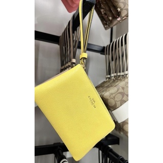 พร้อมส่ง แท้ 🇺🇸 💯% New Coach 1 ซิป S รุ่นทCORNER ZIP WRISTLET (COACH 58032) GOLD/RETRO YELLOW