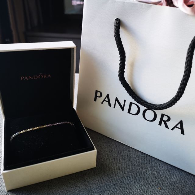 ส่งต่อ ไม่เคยใช้งาน สร้อยจ้อมือแพนดอร่า ของแท้พรอมถุงและกล่องคะRainbow Sparkling Slider Tennis Brace