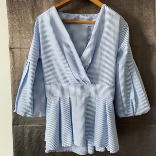 เสื้อแฟชั่นมือสอง จั้มช่วงเอว สีฟ้าขาว สภาพ 95%
