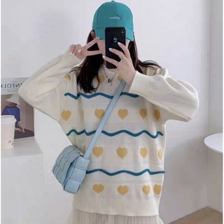 พร้อมส่ง เสื้อไหมพรมสเวตเตอร์สีขาวทอลายหัวใจสีเหลือง ตัดด้วยเส้นคลื่นสีฟ้า ตัวยาว