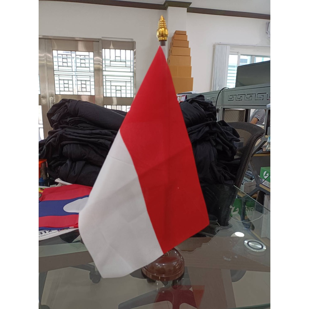 Indonesia ธงตั้งโต๊ะ ธงชาติอินโดนีเซีย เสาพลาสติกสีน้ำตาล สูง 35 cm.