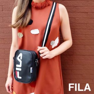 กระเป๋าสะพายข้าง FILA