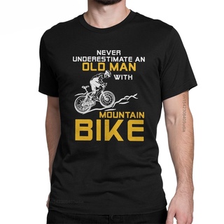 เสื้อยืดผ้าฝ้ายพิมพ์ลายขายดี เสื้อยืด ผ้าฝ้าย พิมพ์ลาย Never Underestimate An Old Man With A Mountain Bike สําหรับผู้ชาย