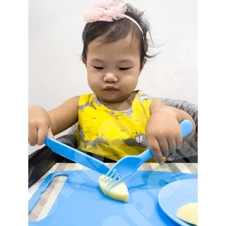 มีดพลาสติกไม่บาดมือ ชุดมีดเด็ก ชุดหัดทำครัวสำหรับเด็ก เซท 4 ชิ้น มีด เขียง จาน และส้อม